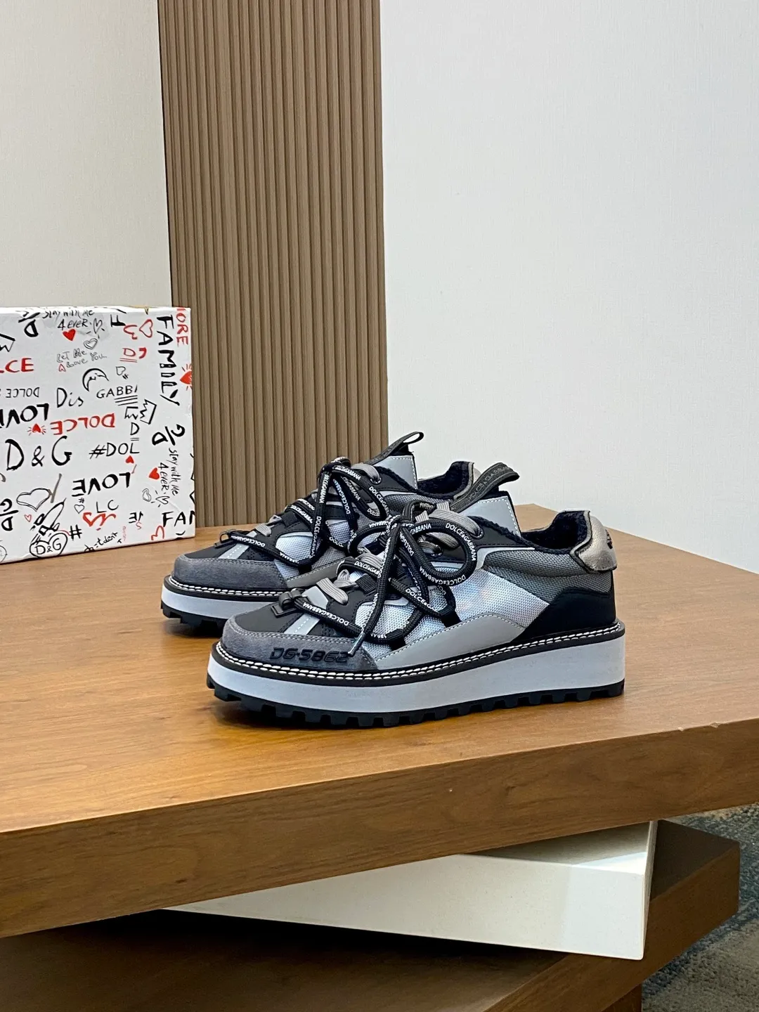 Men's men's shoes💰800 Dolce&Gabbana/Dolce & Gabbana men's new casual sports shoes This sneaker is made of multiple materials. The nylon fabric upper is integrated with glossy leather, suede leather and rubber elements, and is decorated with reflective details. It has a silk-screen logo and a dual design of thick round and flat laces. It has a square toe, rubber foam midsole and gear pattern rubber composite sole decorated with the iconic "DG" logo. The shoe body is decorated with three-dimensional labels with the brand logo in many places. The style is fashionable and elegant, and the unique design is presented in a dazzling and modern new language. The fabric towel lining is paired with logo cowhide feet for a stylish and stylish look! Comes with a full set of packaging! Size: 39-40-41-42-43-44 leather shoe size (38/45 can be customized but does not support returns)